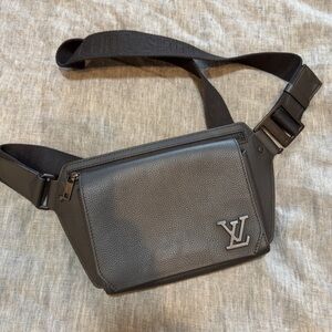 Louis Vuitton Black Cross Body Bag for Men Areo Sling